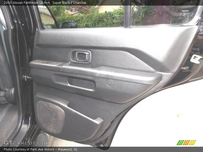 Super Black / Charcoal 2003 Nissan Pathfinder LE 4x4