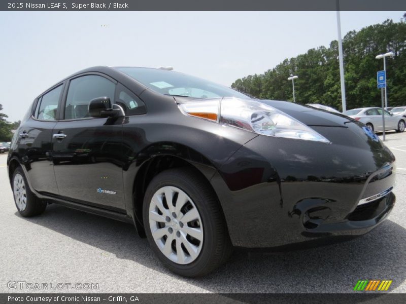 Front 3/4 View of 2015 LEAF S