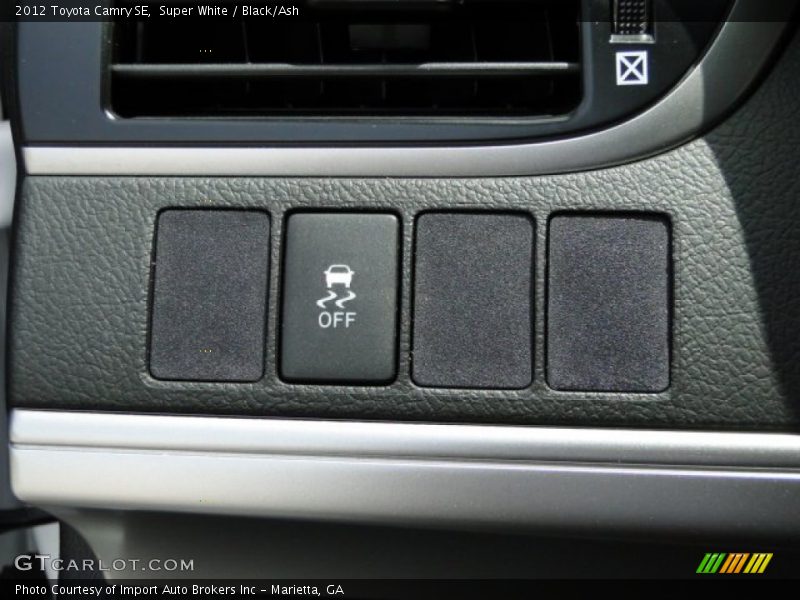 Super White / Black/Ash 2012 Toyota Camry SE