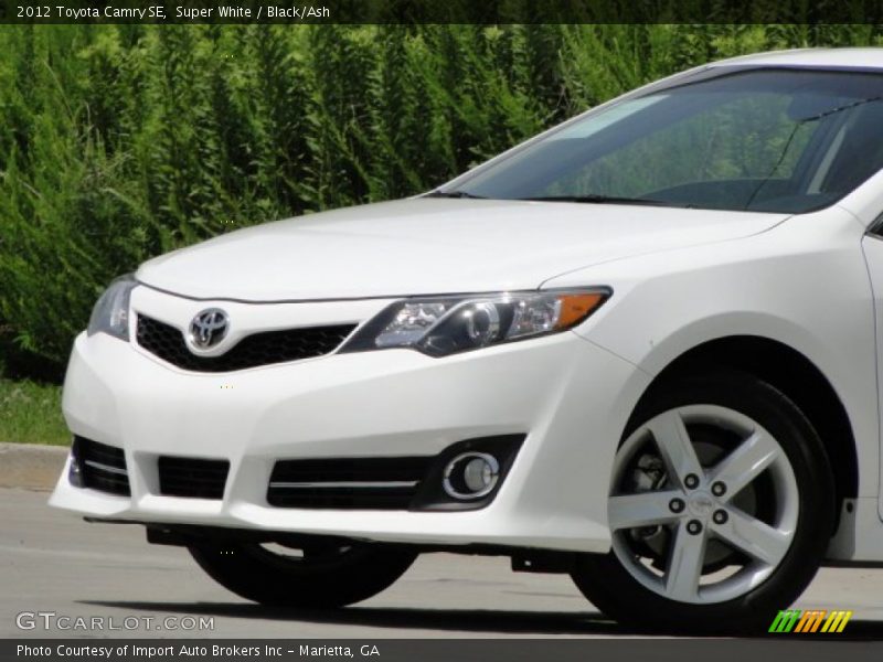 Super White / Black/Ash 2012 Toyota Camry SE