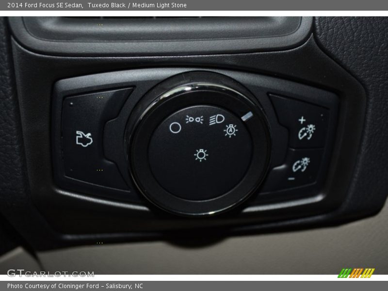 Tuxedo Black / Medium Light Stone 2014 Ford Focus SE Sedan