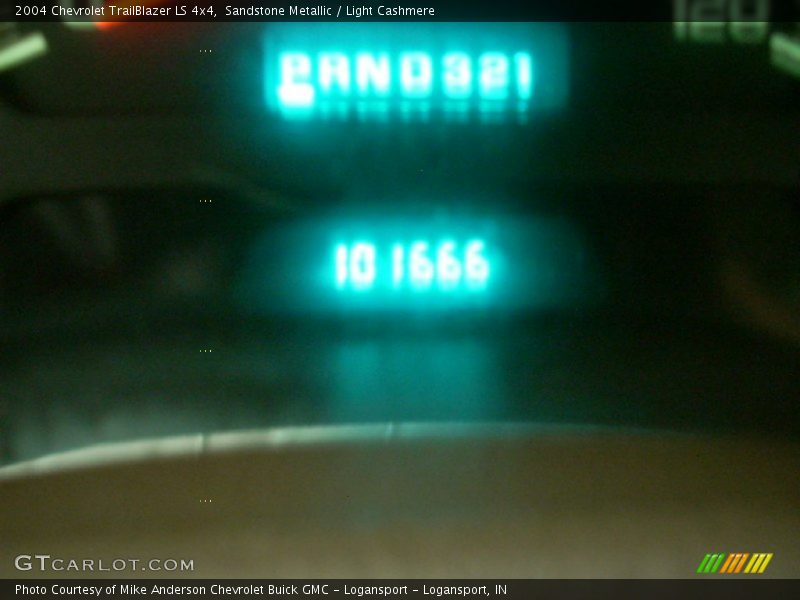 Sandstone Metallic / Light Cashmere 2004 Chevrolet TrailBlazer LS 4x4