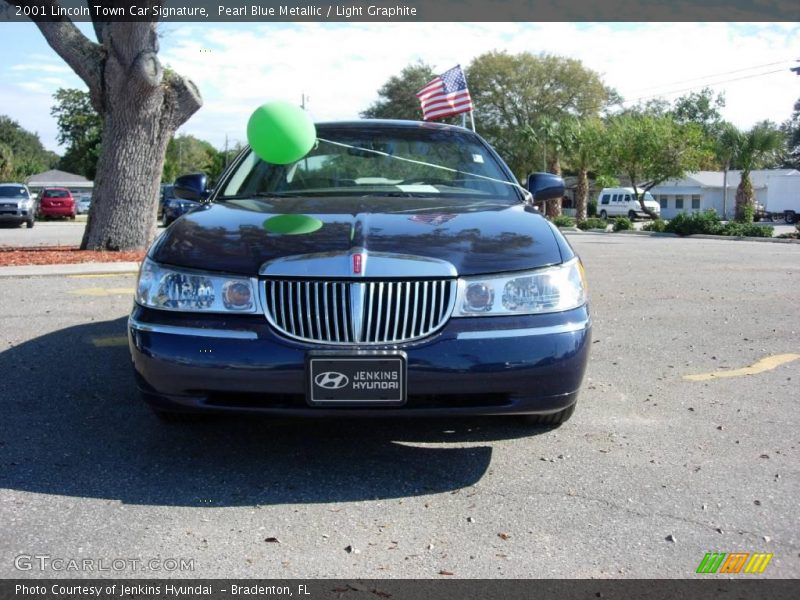 Pearl Blue Metallic / Light Graphite 2001 Lincoln Town Car Signature