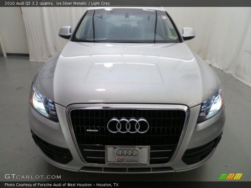 Ice Silver Metallic / Light Grey 2010 Audi Q5 3.2 quattro