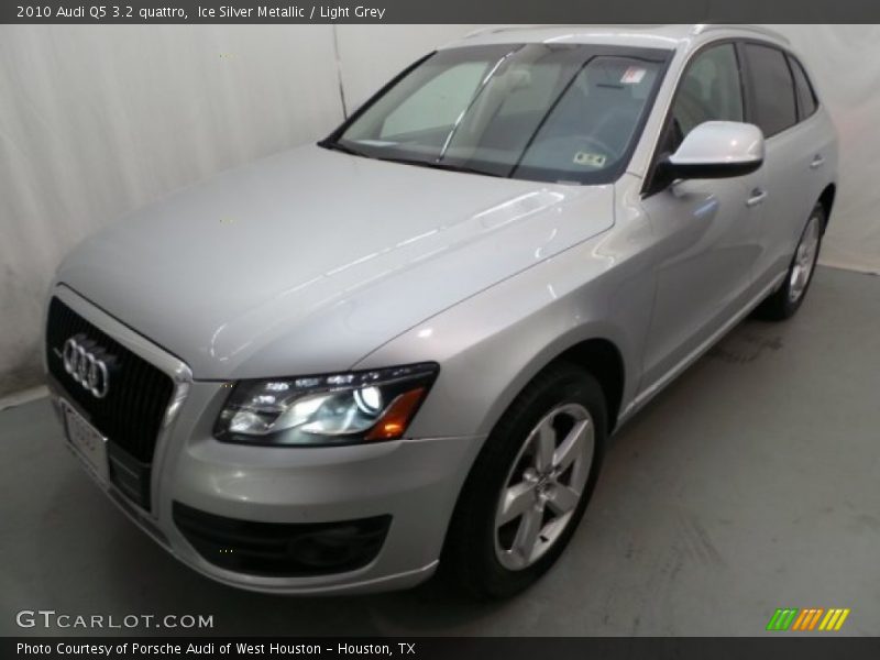 Ice Silver Metallic / Light Grey 2010 Audi Q5 3.2 quattro