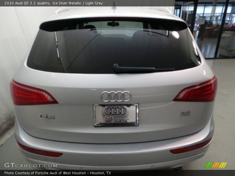 Ice Silver Metallic / Light Grey 2010 Audi Q5 3.2 quattro