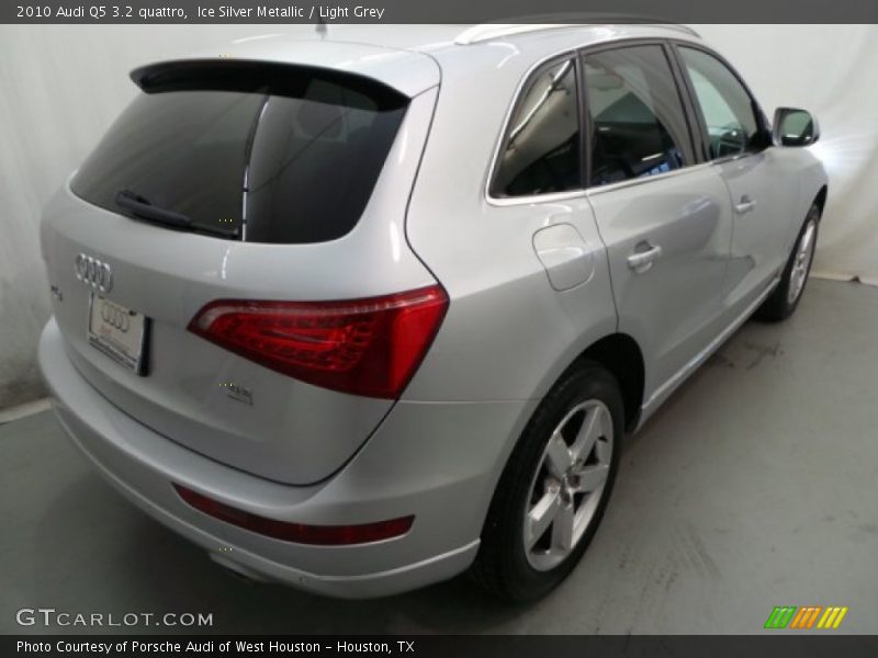 Ice Silver Metallic / Light Grey 2010 Audi Q5 3.2 quattro