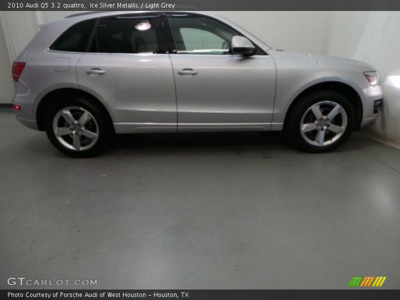 Ice Silver Metallic / Light Grey 2010 Audi Q5 3.2 quattro