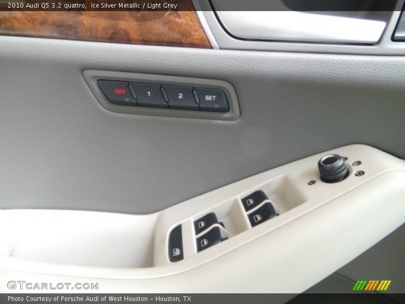 Ice Silver Metallic / Light Grey 2010 Audi Q5 3.2 quattro