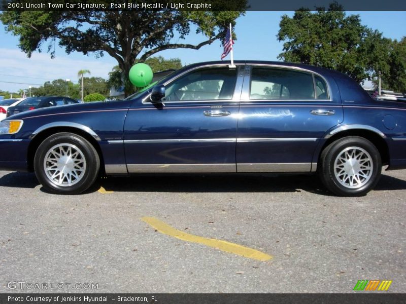 Pearl Blue Metallic / Light Graphite 2001 Lincoln Town Car Signature