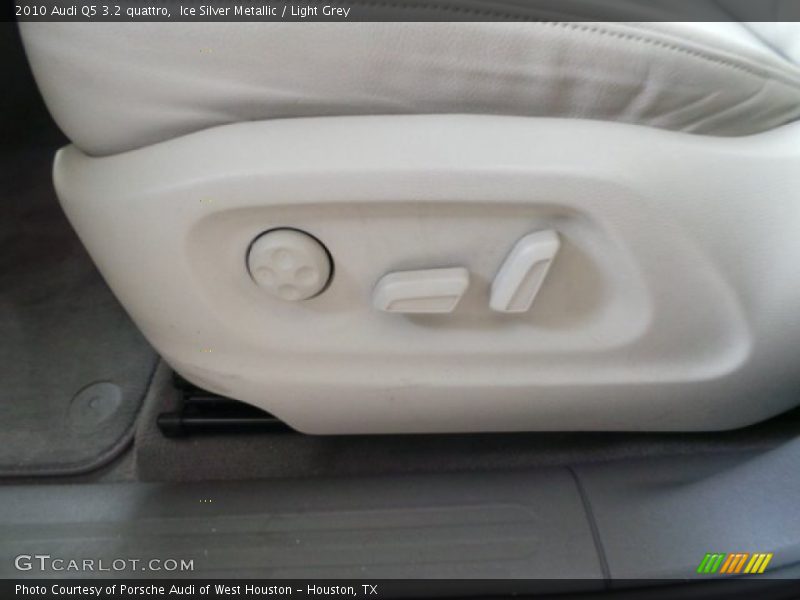 Ice Silver Metallic / Light Grey 2010 Audi Q5 3.2 quattro