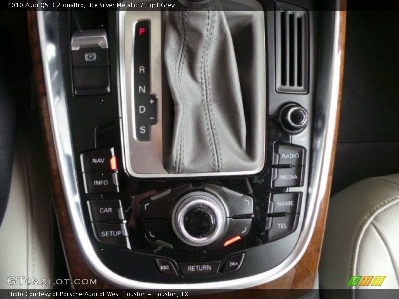 Ice Silver Metallic / Light Grey 2010 Audi Q5 3.2 quattro