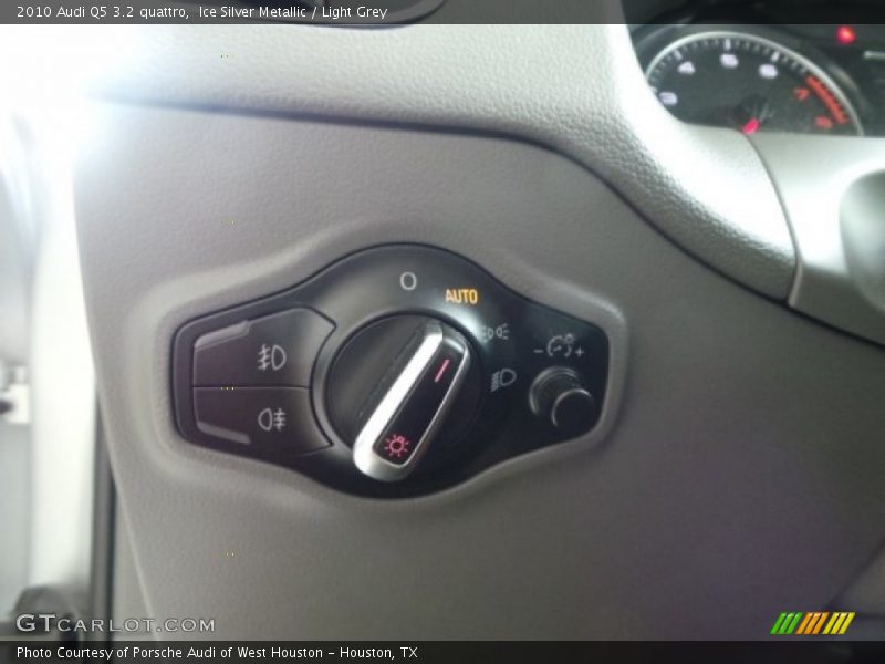 Ice Silver Metallic / Light Grey 2010 Audi Q5 3.2 quattro