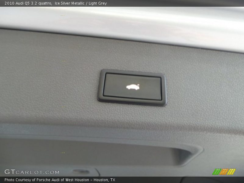 Ice Silver Metallic / Light Grey 2010 Audi Q5 3.2 quattro
