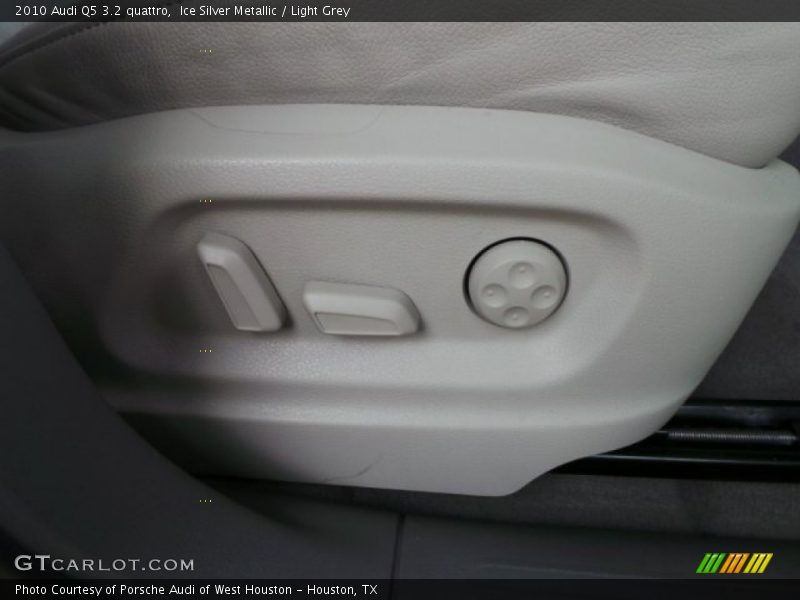 Ice Silver Metallic / Light Grey 2010 Audi Q5 3.2 quattro