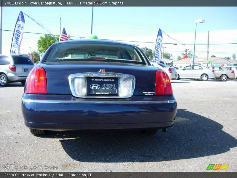 Pearl Blue Metallic / Light Graphite 2001 Lincoln Town Car Signature