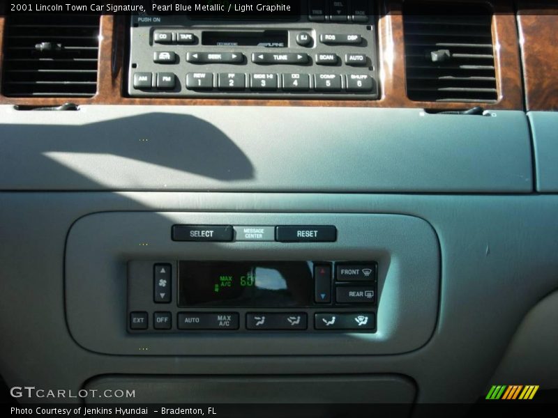 Pearl Blue Metallic / Light Graphite 2001 Lincoln Town Car Signature