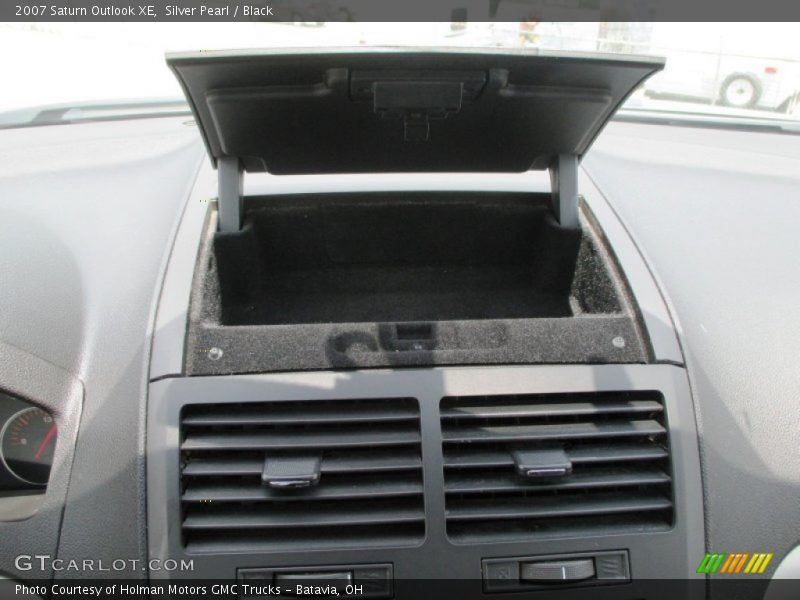 Silver Pearl / Black 2007 Saturn Outlook XE