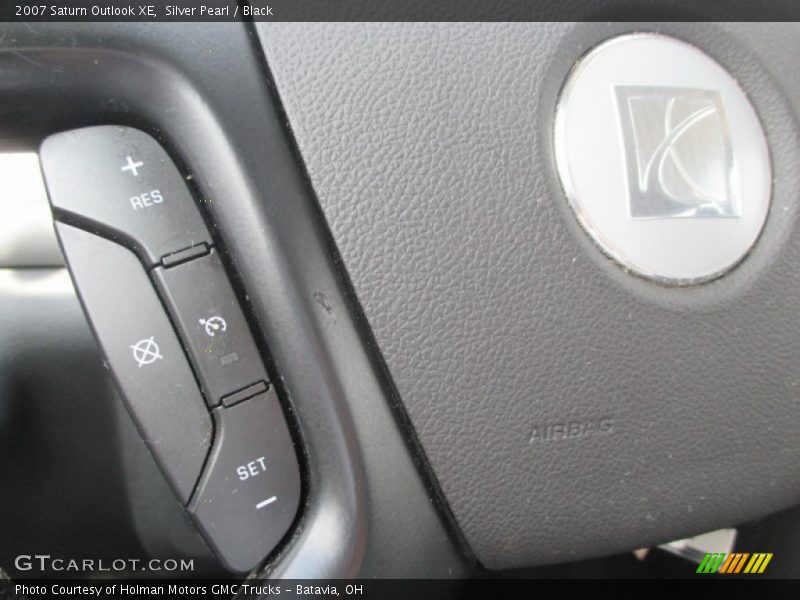Silver Pearl / Black 2007 Saturn Outlook XE
