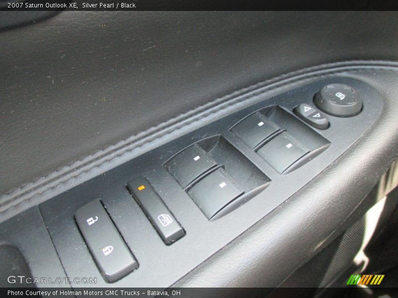 Silver Pearl / Black 2007 Saturn Outlook XE