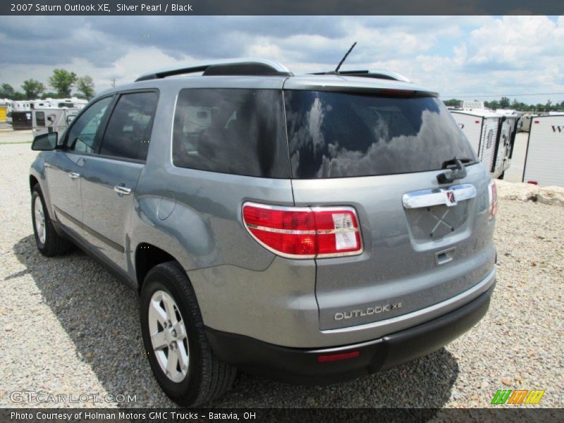 Silver Pearl / Black 2007 Saturn Outlook XE