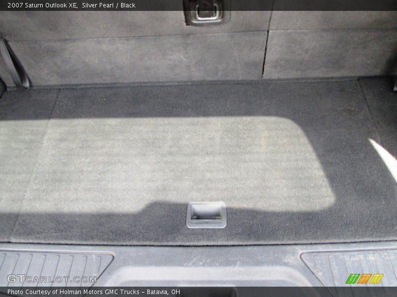Silver Pearl / Black 2007 Saturn Outlook XE