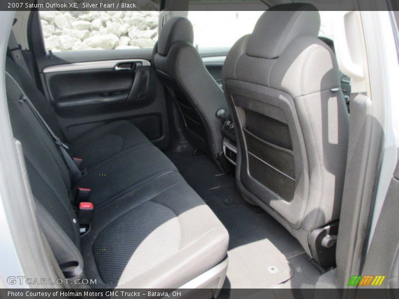 Silver Pearl / Black 2007 Saturn Outlook XE