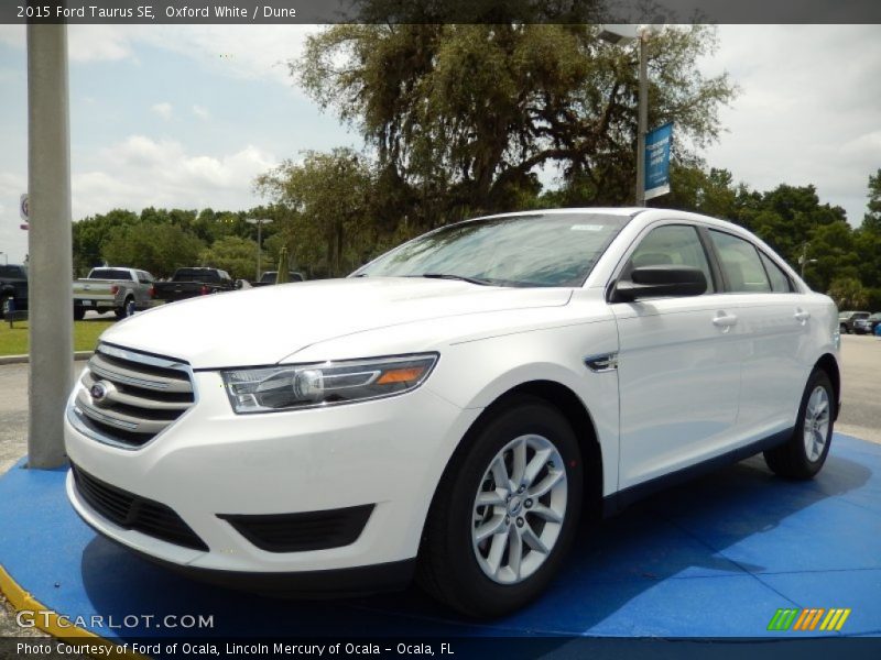 Front 3/4 View of 2015 Taurus SE
