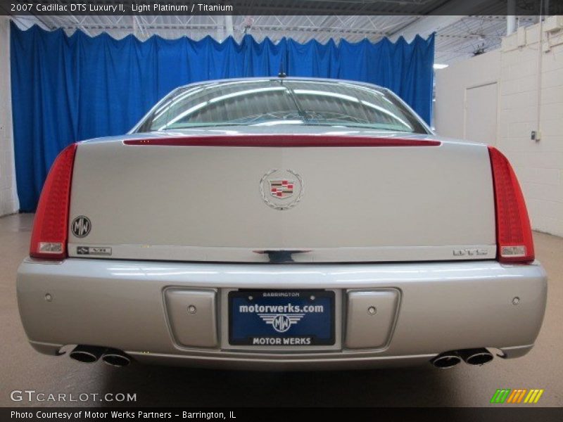Light Platinum / Titanium 2007 Cadillac DTS Luxury II