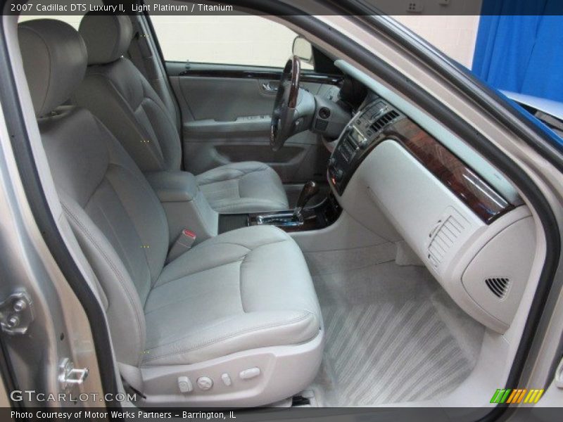 Light Platinum / Titanium 2007 Cadillac DTS Luxury II
