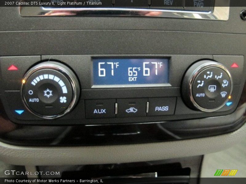 Light Platinum / Titanium 2007 Cadillac DTS Luxury II