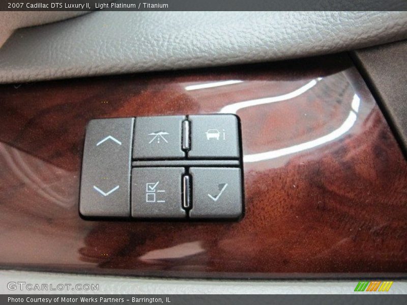 Light Platinum / Titanium 2007 Cadillac DTS Luxury II