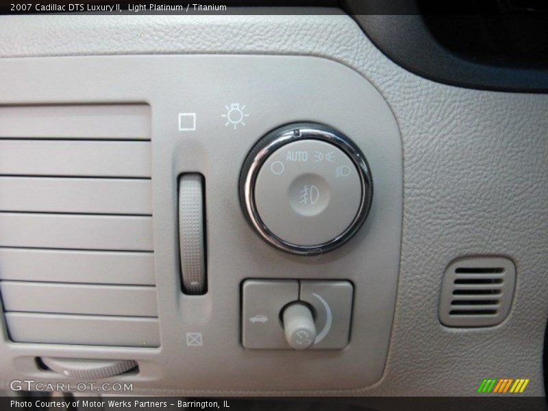 Light Platinum / Titanium 2007 Cadillac DTS Luxury II