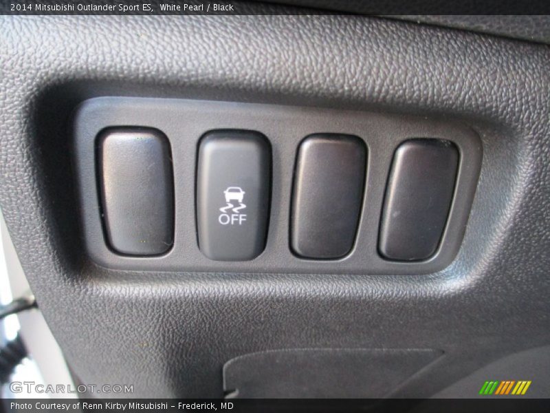 White Pearl / Black 2014 Mitsubishi Outlander Sport ES