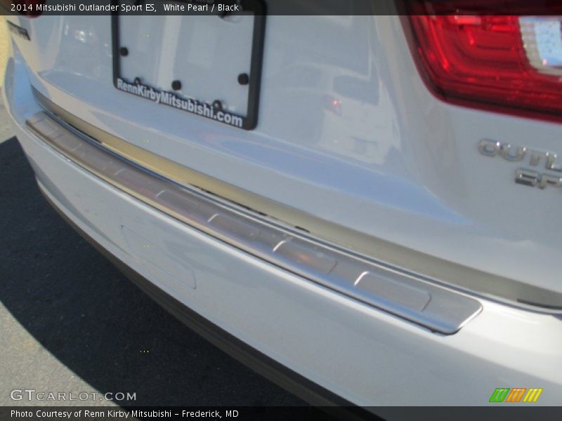 White Pearl / Black 2014 Mitsubishi Outlander Sport ES