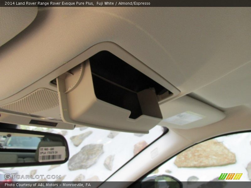 Fuji White / Almond/Espresso 2014 Land Rover Range Rover Evoque Pure Plus