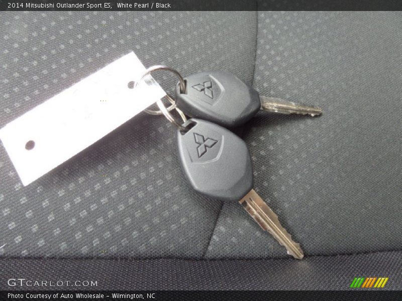 White Pearl / Black 2014 Mitsubishi Outlander Sport ES