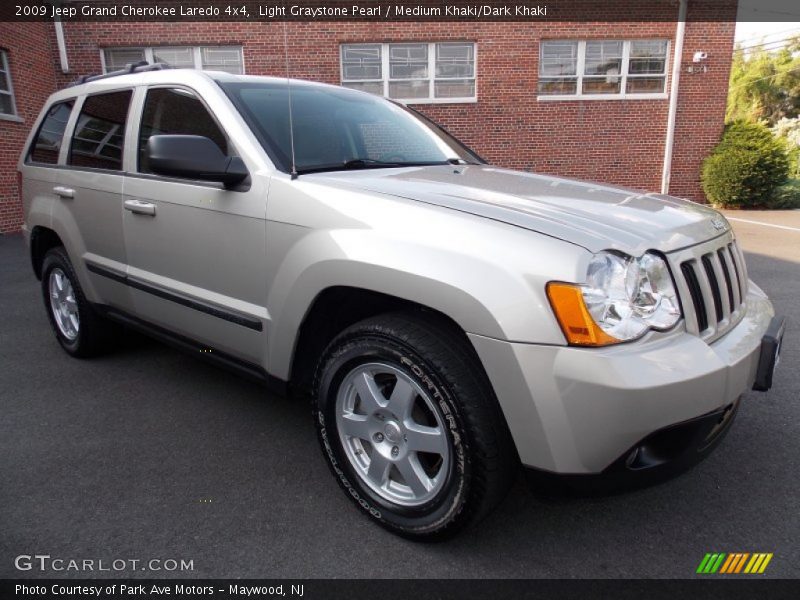 Front 3/4 View of 2009 Grand Cherokee Laredo 4x4