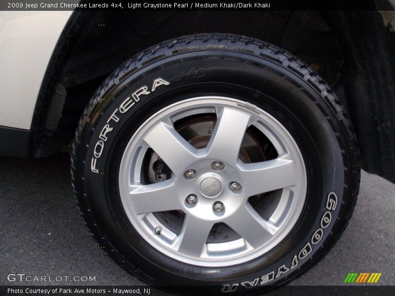 Light Graystone Pearl / Medium Khaki/Dark Khaki 2009 Jeep Grand Cherokee Laredo 4x4