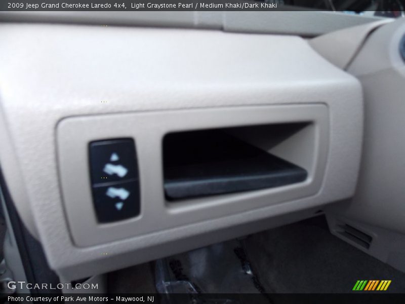 Light Graystone Pearl / Medium Khaki/Dark Khaki 2009 Jeep Grand Cherokee Laredo 4x4