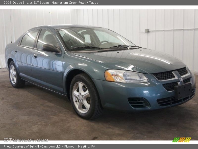 Front 3/4 View of 2005 Stratus SXT Sedan