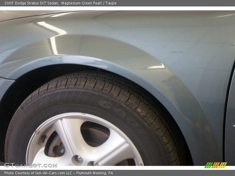 Magnesium Green Pearl / Taupe 2005 Dodge Stratus SXT Sedan
