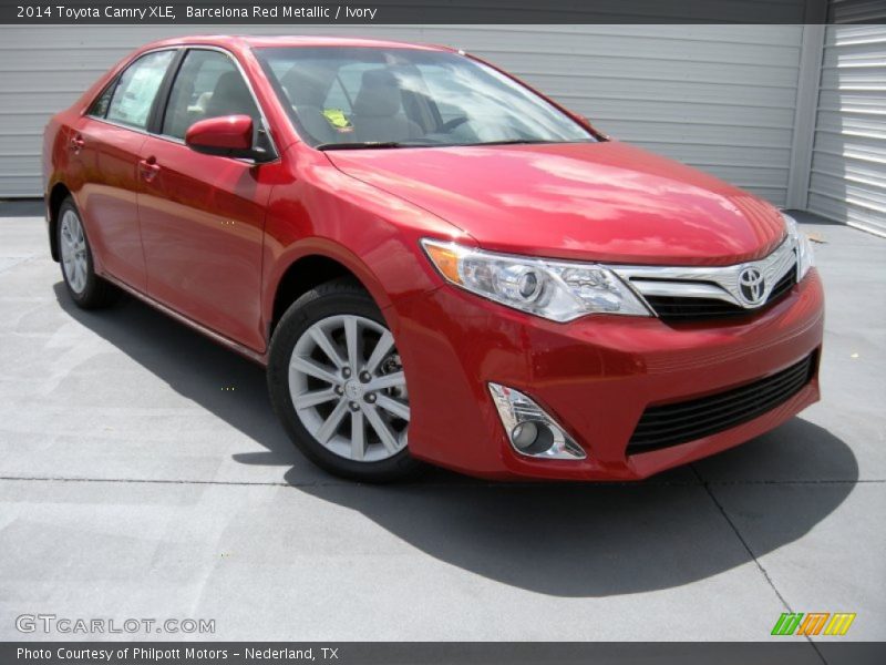 Front 3/4 View of 2014 Camry XLE