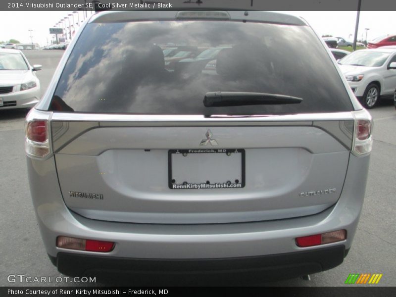 Cool Silver Metallic / Black 2014 Mitsubishi Outlander SE
