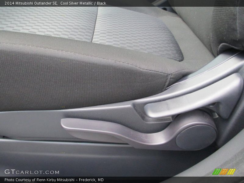 Cool Silver Metallic / Black 2014 Mitsubishi Outlander SE