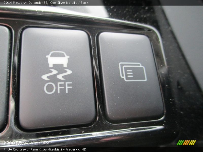 Cool Silver Metallic / Black 2014 Mitsubishi Outlander SE