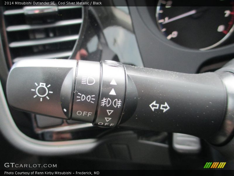 Cool Silver Metallic / Black 2014 Mitsubishi Outlander SE