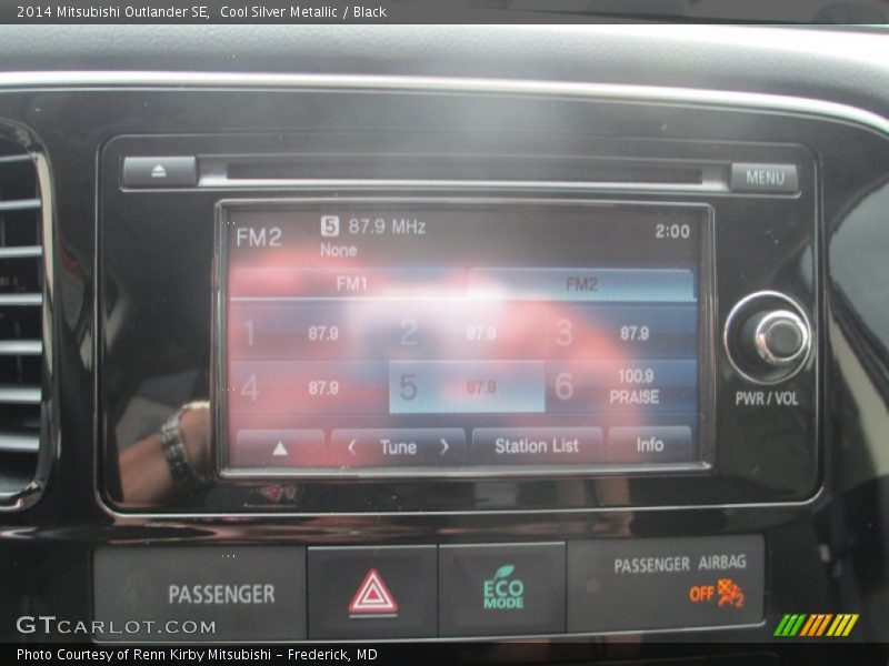 Cool Silver Metallic / Black 2014 Mitsubishi Outlander SE