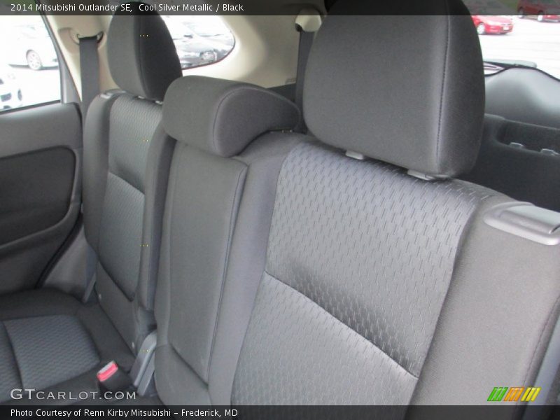 Cool Silver Metallic / Black 2014 Mitsubishi Outlander SE