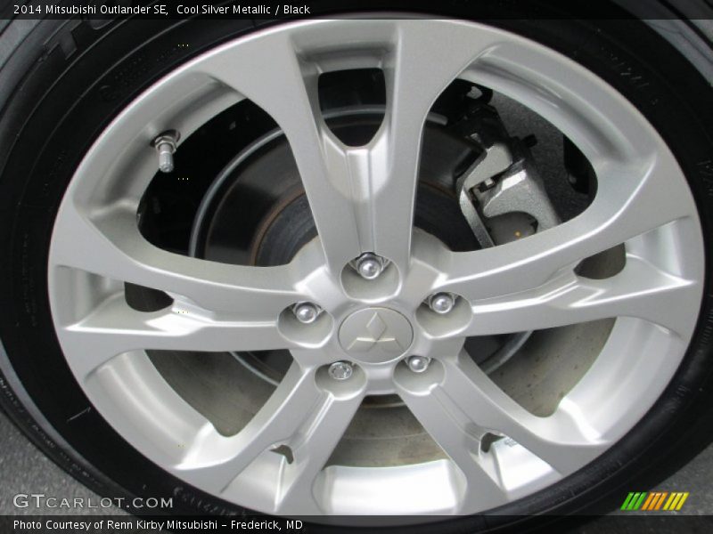 Cool Silver Metallic / Black 2014 Mitsubishi Outlander SE